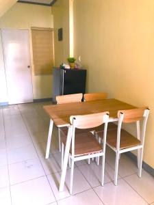 - une table et des chaises en bois dans la cuisine dans l'établissement Madie's Apartelle near EK & Laguna Technopark, à Santa Rosa