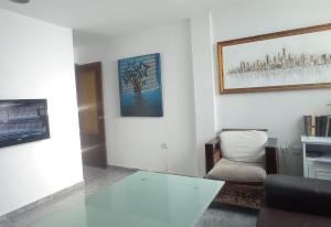 sala de estar con mesa y silla en Triana, Lovely Flat+Pool en Sevilla