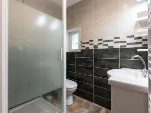 a bathroom with a toilet and a sink at L'Atelier- appartement cosy avec cour - centre in Bourgoin +11 photos
