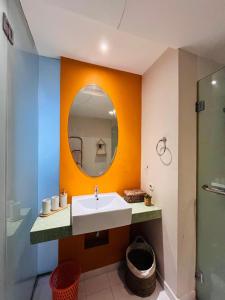 uma casa de banho com um lavatório e um espelho em Kuta View Apartment with 2 BR in Kuta Bali em Kuta