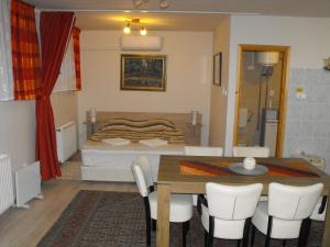 Posedenie v ubytovaní Ezüsthíd Apartman