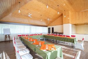 sala konferencyjna z zielonymi stołami i białymi krzesłami w obiekcie Summit Namnang Courtyard & Spa w mieście Gangtok