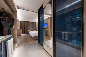 IntercityHotel Shanghai Hongqiao Airport - Free Minibar for First Night的电视和/或娱乐中心