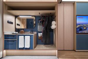 IntercityHotel Shanghai Hongqiao Airport - Free Minibar for First Night的厨房或小厨房