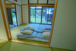 a reflection of a room with a bed in a mirror at 一宿一景一生縁-千葉県四街道店 in Yotsukaidō