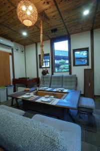 a living room with a table and some chairs at 一宿一景一生縁-千葉県四街道店 in Yotsukaidō