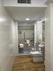 een badkamer met een toilet en een douche bij Hostal EL GRIEL NO DISPONEMOS DE RECEPCIÓN FÍSICA in Hervás