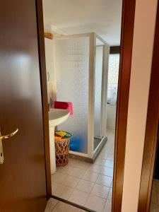 ヴィディチアティコにあるVIDI HOMEのバスルーム(洗面台、裏口にシャワー付) +10枚の写真