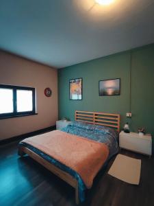una camera da letto con un grande letto con pareti verdi di Agriturismo Villa Enrichetta a Bettola