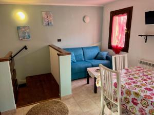 sala de estar con sofá azul y mesa en VIDI HOME, en Vidiciatico