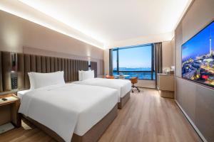 IntercityHotel Shanghai Hongqiao Airport - Free Minibar for First Night客房内的一张或多张床位
