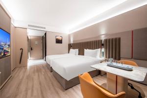 IntercityHotel Shanghai Hongqiao Airport - Free Minibar for First Night的电视和/或娱乐中心