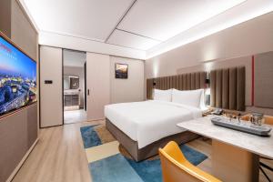 IntercityHotel Shanghai Hongqiao Airport - Free Minibar for First Night的电视和/或娱乐中心