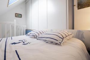 Un pat sau paturi într-o cameră la Appartement Guillaume