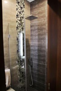 La salle de bains est pourvue d'une douche avec une porte en verre. dans l'établissement Modern 3BR Apartment in Swieqi, à Is-Swieqi
