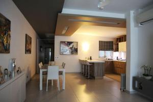 a kitchen and dining room with a table and chairs at Modern 3BR Apartment in Swieqi in Is-Swieqi