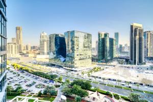 uma vista aérea de uma cidade com edifícios altos em Spacious 3BR with Assistant’s Room at West Heights 4 Business Bay by Deluxe Holiday Homes no Dubai