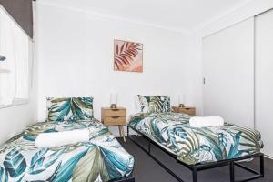 two beds sitting next to each other in a room at Broadwater Bay Villa in Broadwater