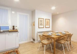 eine Küche und ein Esszimmer mit einem Tisch und Stühlen in der Unterkunft Apartamento en Colón - Logroño in Logroño
