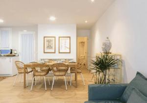 einen Esstisch und Stühle im Wohnzimmer in der Unterkunft Apartamento en Colón - Logroño in Logroño