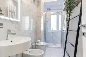 Koupelna v ubytování LoungeFloor Metro A Netflix & Wi-Fi + 31 fotografií