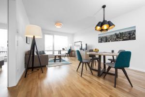 巴特洪堡的住宿－Livingroom Bad Homburg Boardinghouse，用餐室以及带桌椅的起居室。