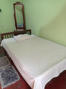 Ένα ή περισσότερα κρεβάτια σε δωμάτιο στο Sithu Villa
