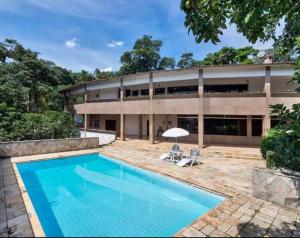 an exterior view of a house with a swimming pool at Casa na Serra da Cantareira in Mairiporã