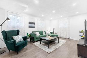 - un salon avec deux chaises vertes et une table dans l'établissement Beautiful and quiet urban cabin, à Montréal