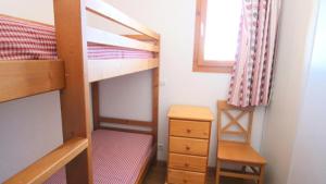 una piccola camera con 2 letti a castello e un comò di Résidence Parc Aux Etoiles - C310PAE - APPARTEMENT 2 CHAMBRES AVEC BALCON MAE-8774 a Narreyroux Altre 4 foto