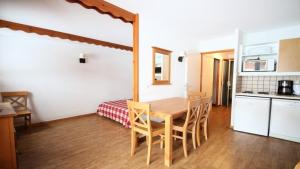 Kuchyň nebo kuchyňský kout v ubytování Résidence Parc Aux Etoiles - C101PAE - APPARTEMENT 2 CHAMBRES AVEC TERRASSE MAE-8744