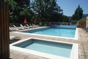 Bazén v ubytování Hotel Le Beau Site nebo v jeho okolí