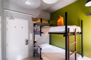 Postel nebo postele na pokoji v ubytování Spin Designer Hostel - El Nido
