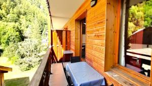 ein Zimmer mit einer Bank auf einer Veranda mit einem Fenster in der Unterkunft Résidence Le Palatin - Appartements pour 6 Personnes 344 in Pelvoux