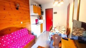 ein Wohnzimmer mit einem Sofa und einem Tisch in der Unterkunft Résidence Le Palatin - Appartements pour 6 Personnes 344 in Pelvoux
