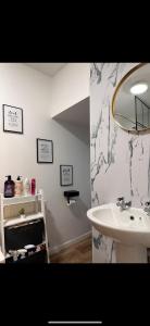 樸次茅斯的住宿－City Euphoria，浴室设有白色水槽和镜子