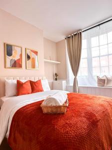 - une chambre avec un grand lit et un panier dans l'établissement City Euphoria, à Portsmouth