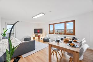 a living room with a table and a couch at NEU: Stylische Suite mit Ausblick in Sindelfingen
