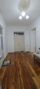 ein leeres Zimmer mit Holzboden und einer Decke in der Unterkunft Ganja house in Ganja