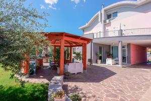 a pavilion in the courtyard of a house at Villa Rosanna in Capoterra