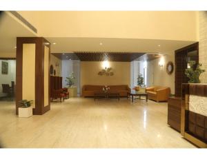 un vestíbulo con sofás y mesas en un edificio en Hotel Golden Palm, Gurdaspur, en Gurdāspur