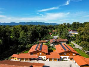 una vista aérea de un grupo de casas con techos naranjas en Ferienwohnung Gschwandtnerhof, 
