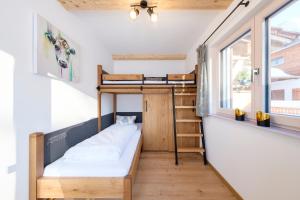1 dormitorio pequeño con literas en una casa pequeña en Ferienwohnung Gschwandtnerhof, 