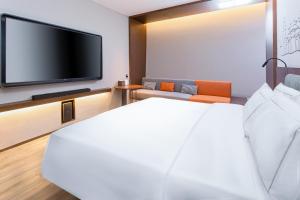 Televiisor ja/või meelelahutuskeskus majutusasutuses UrCove by Hyatt Foshan Downtown