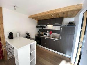 a small kitchen with a white counter in a room at Résidence Gaubert - Studio pour 2 Personnes 534 in Vars