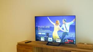 Televiisor ja/või meelelahutuskeskus majutusasutuses Nagomi Suites & Hotel