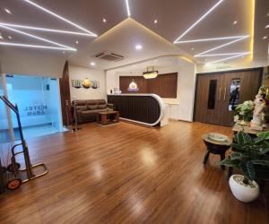 - un hall avec un salon et un canapé dans l'établissement HOTEL 4ReN, à Bhavnagar