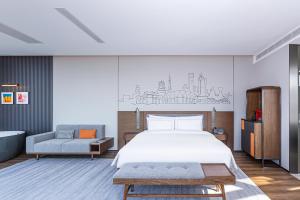 Voodi või voodid majutusasutuse UrCove by Hyatt Foshan Downtown toas