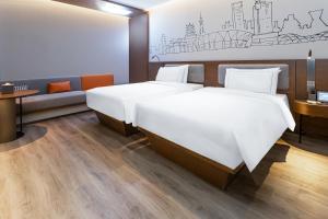 Voodi või voodid majutusasutuse UrCove by Hyatt Foshan Downtown toas