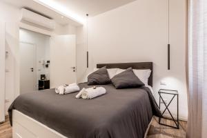 ローマにあるLoungeFloor Metro A Netflix & Wi-Fiのベッドルーム1室(大型ベッド1台、タオル2枚付)